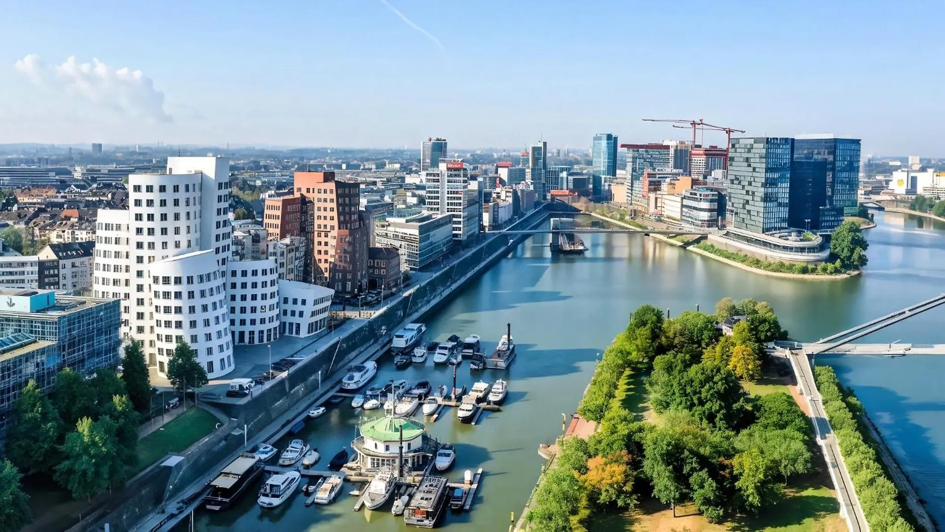 - Timber Haven Retreat - 2-Room Wood-Themed Apartment 65 Qm - Central Location - Renovated 2024 With Tv & Netflix - Balcony - Full Kitchen - Free Parking - Near Metro & Airport - Nature-Inspired Interior - Ratingen
