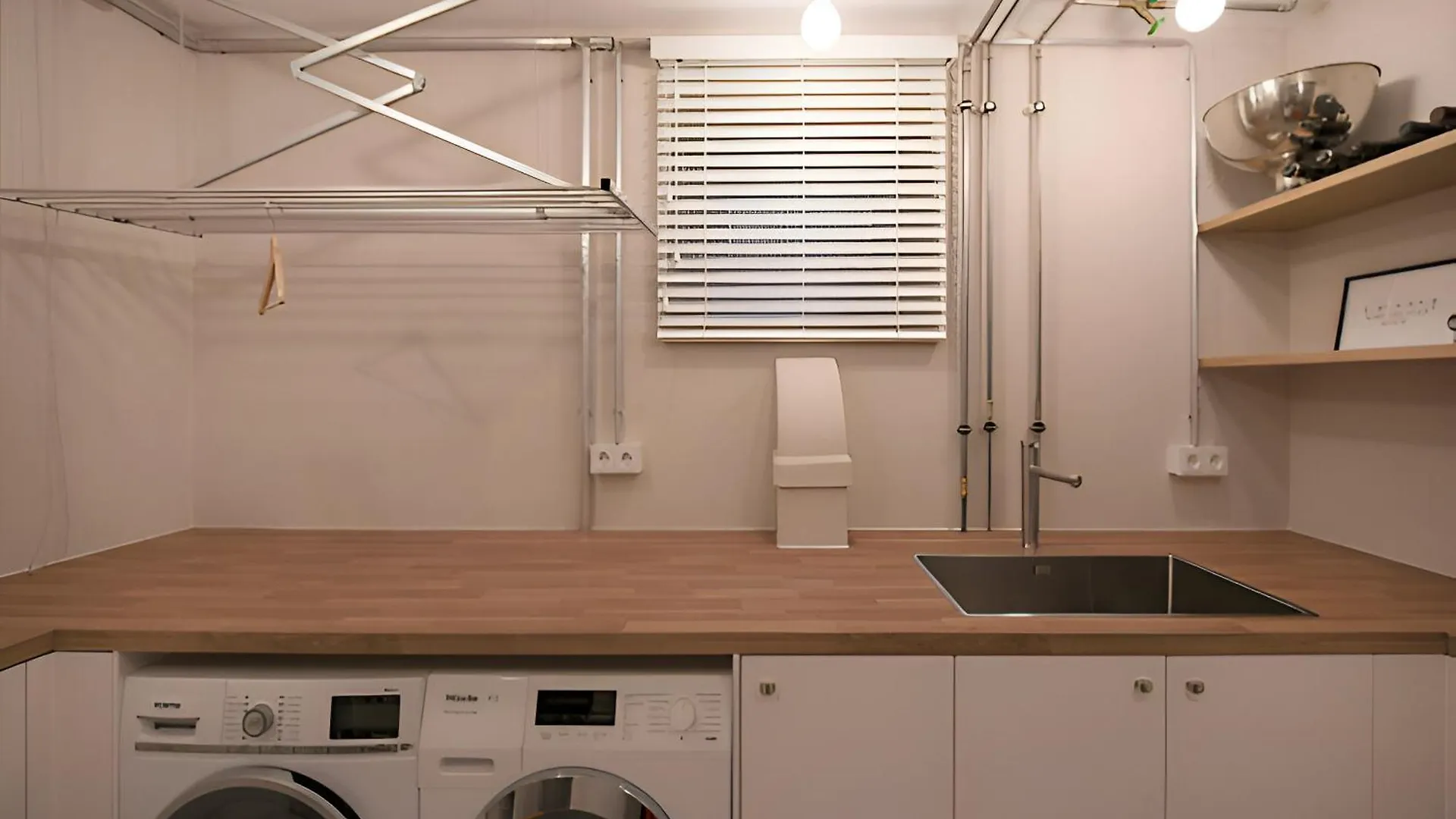 - Timber Haven Retreat - 2-Room Wood-Themed Apartment 65 Qm - Central Location - Renovated 2024 With Tv & Netflix - Balcony - Full Kitchen - Free Parking - Near Metro & Airport - Nature-Inspired Interior - Ratingen Germany