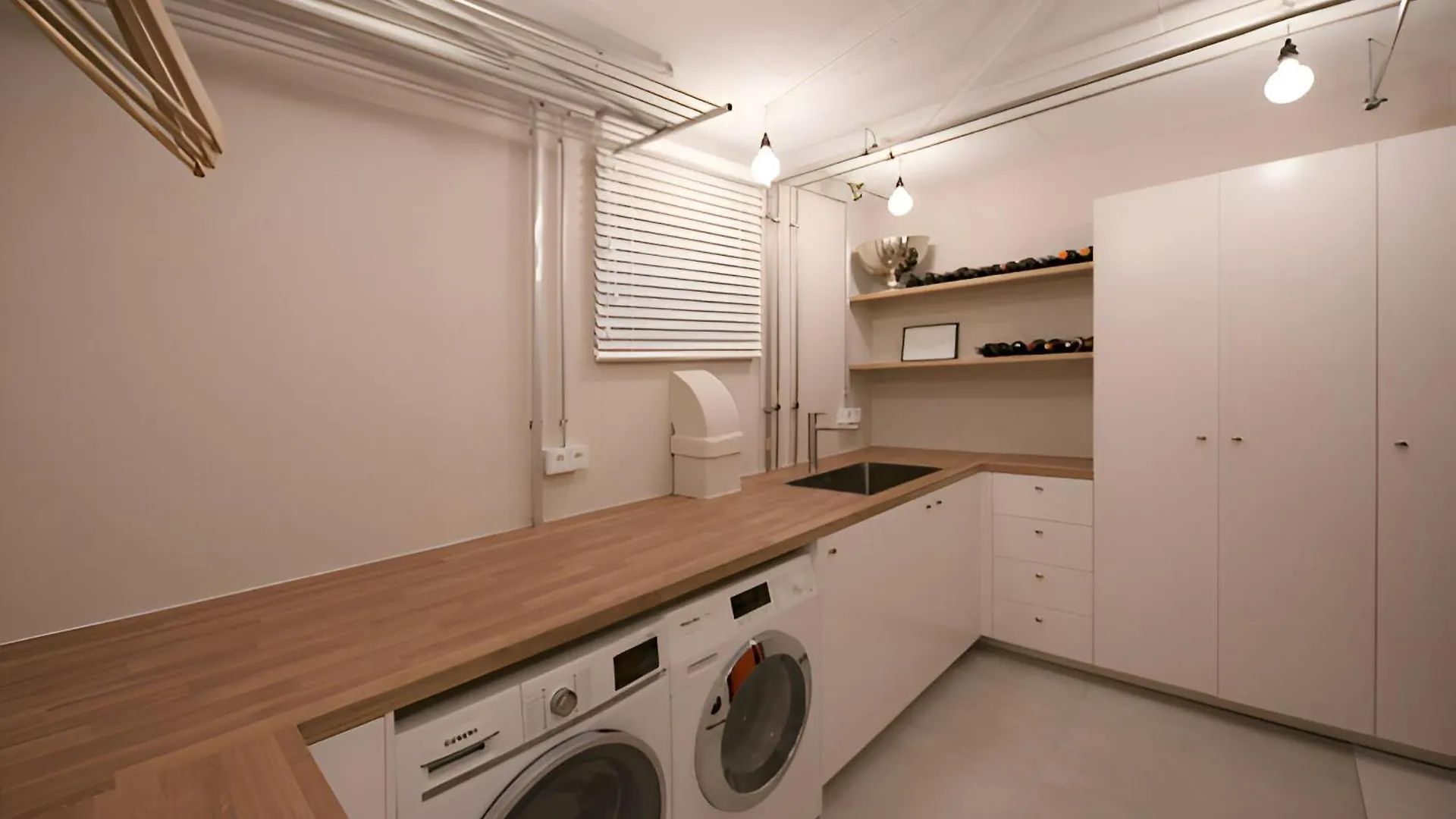 - Timber Haven Retreat - 2-Room Wood-Themed Apartment 65 Qm - Central Location - Renovated 2024 With Tv & Netflix - Balcony - Full Kitchen - Free Parking - Near Metro & Airport - Nature-Inspired Interior - Ratingen