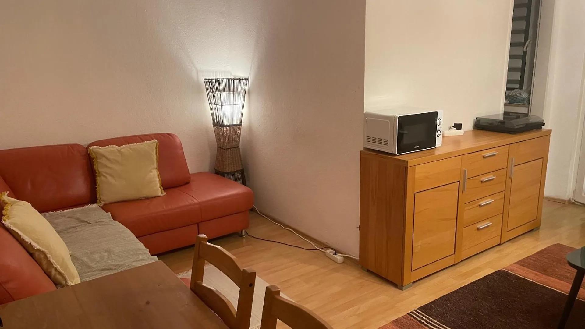 - Timber Haven Retreat - 2-Room Wood-Themed Apartment 65 Qm - Central Location - Renovated 2024 With Tv & Netflix - Balcony - Full Kitchen - Free Parking - Near Metro & Airport - Nature-Inspired Interior - Ratingen