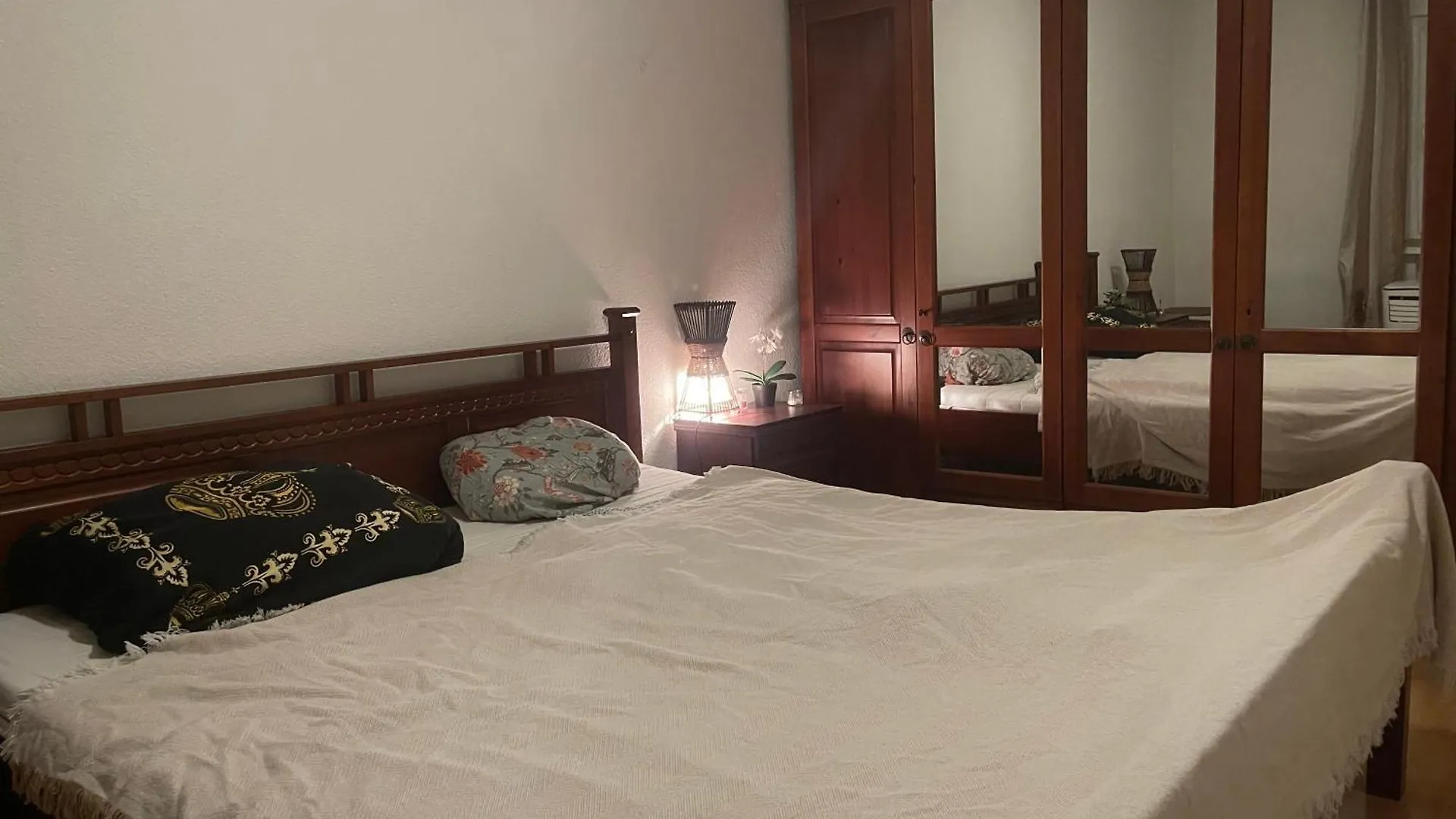 - Timber Haven Retreat - 2-Room Wood-Themed Apartment 65 Qm - Central Location - Renovated 2024 With Tv & Netflix - Balcony - Full Kitchen - Free Parking - Near Metro & Airport - Nature-Inspired Interior - Ratingen Germany