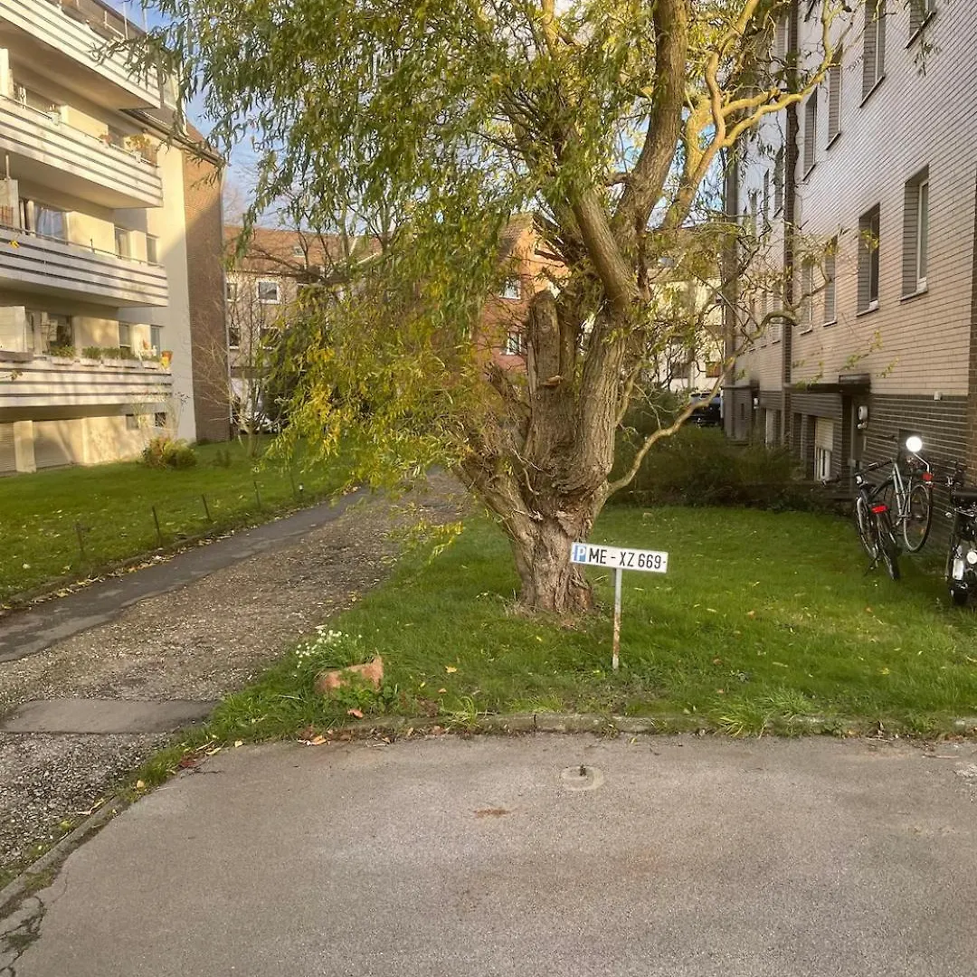 - Timber Haven Retreat - 2-Room Wood-Themed Apartment 65 Qm - Central Location - Renovated 2024 With Tv & Netflix - Balcony - Full Kitchen - Free Parking - Near Metro & Airport - Nature-Inspired Interior - Ratingen 0*,  Germany