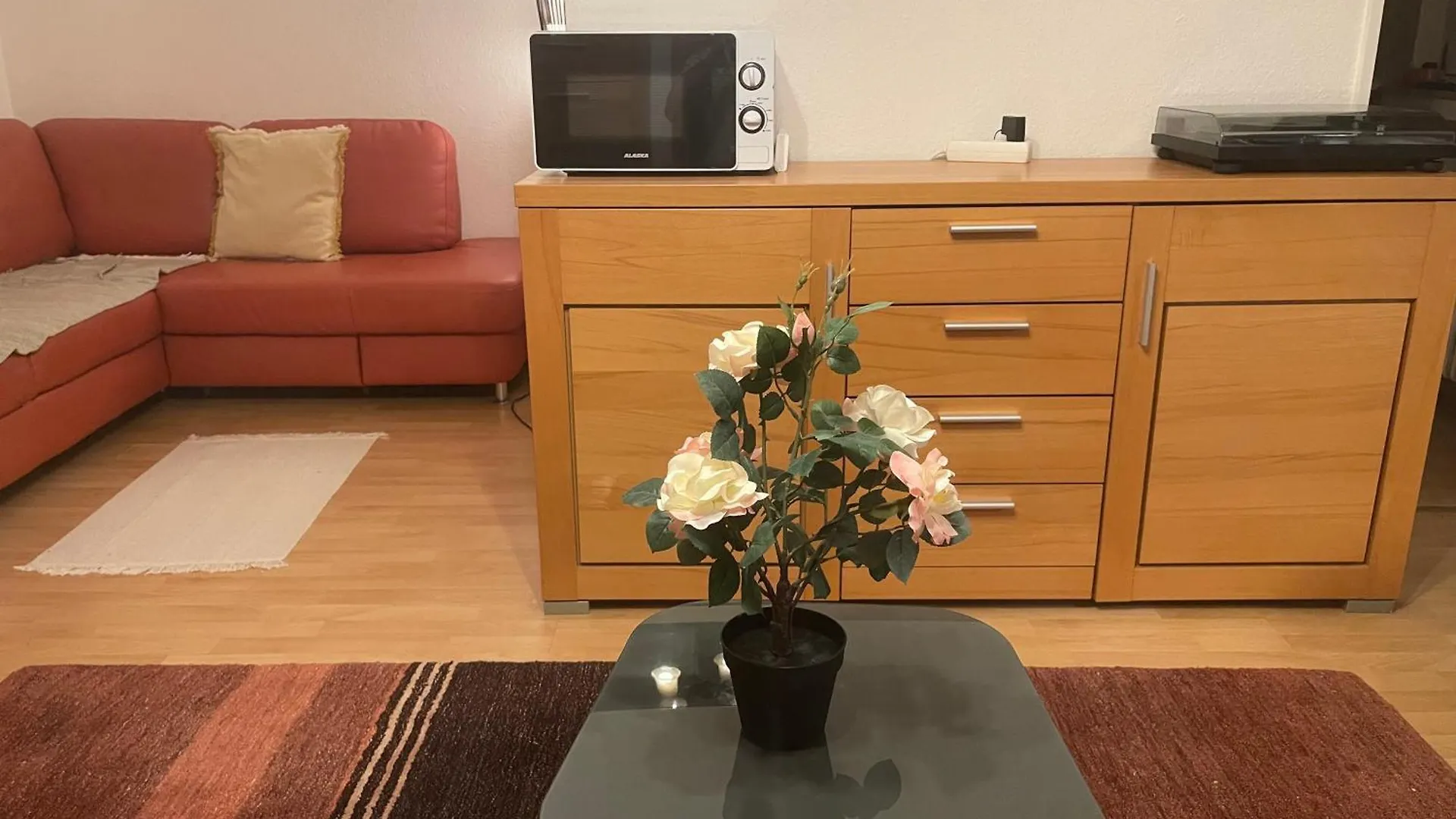 - Timber Haven Retreat - 2-Room Wood-Themed Apartment 65 Qm - Central Location - Renovated 2024 With Tv & Netflix - Balcony - Full Kitchen - Free Parking - Near Metro & Airport - Nature-Inspired Interior - Ratingen 0*,  Germany