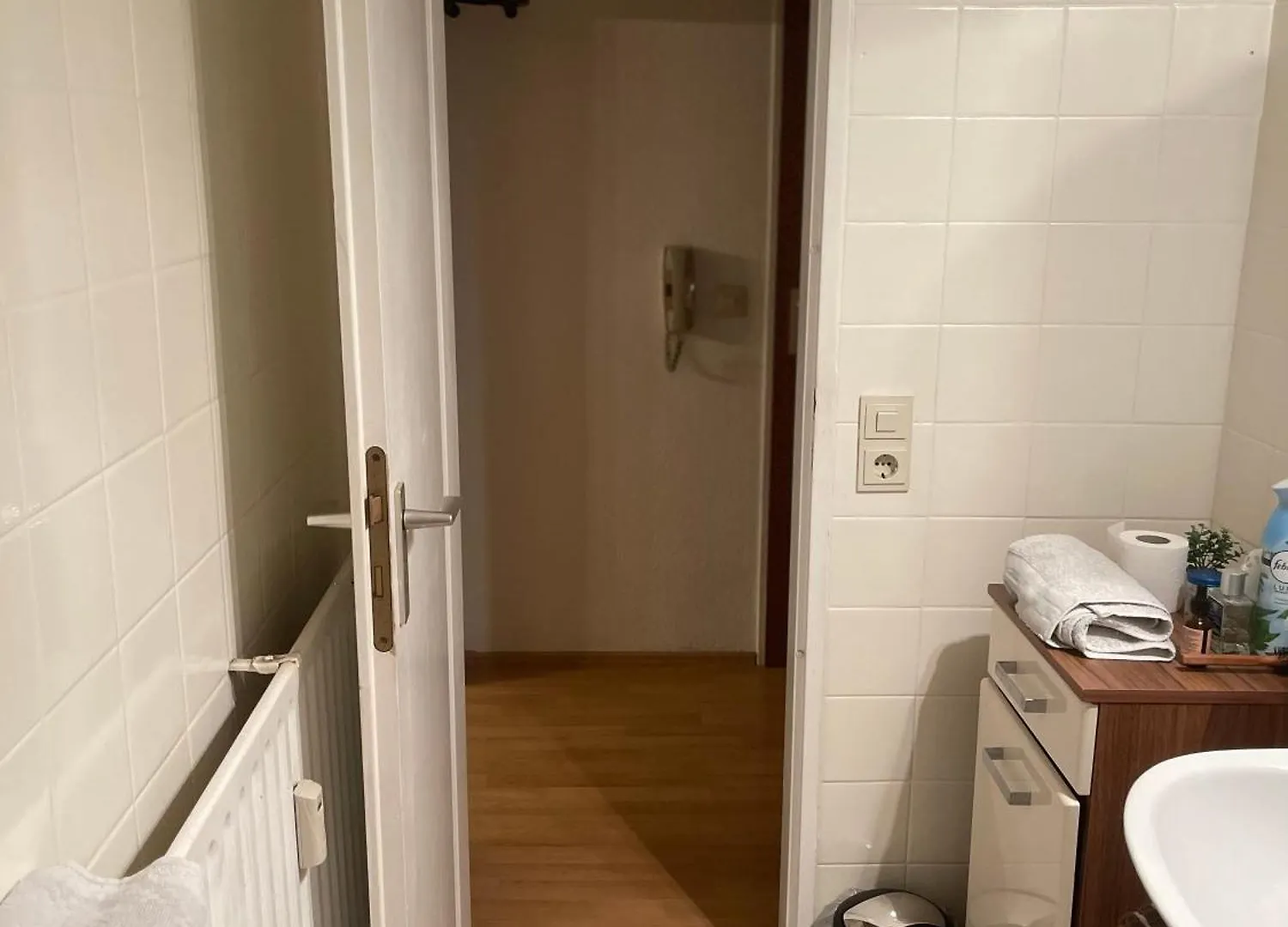- Timber Haven Retreat - 2-Room Wood-Themed Apartment 65 Qm - Central Location - Renovated 2024 With Tv & Netflix - Balcony - Full Kitchen - Free Parking - Near Metro & Airport - Nature-Inspired Interior - Ratingen Germany