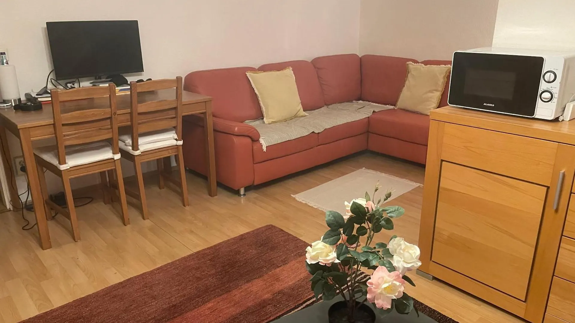 - Timber Haven Retreat - 2-Room Wood-Themed Apartment 65 Qm - Central Location - Renovated 2024 With Tv & Netflix - Balcony - Full Kitchen - Free Parking - Near Metro & Airport - Nature-Inspired Interior - Ratingen Germany
