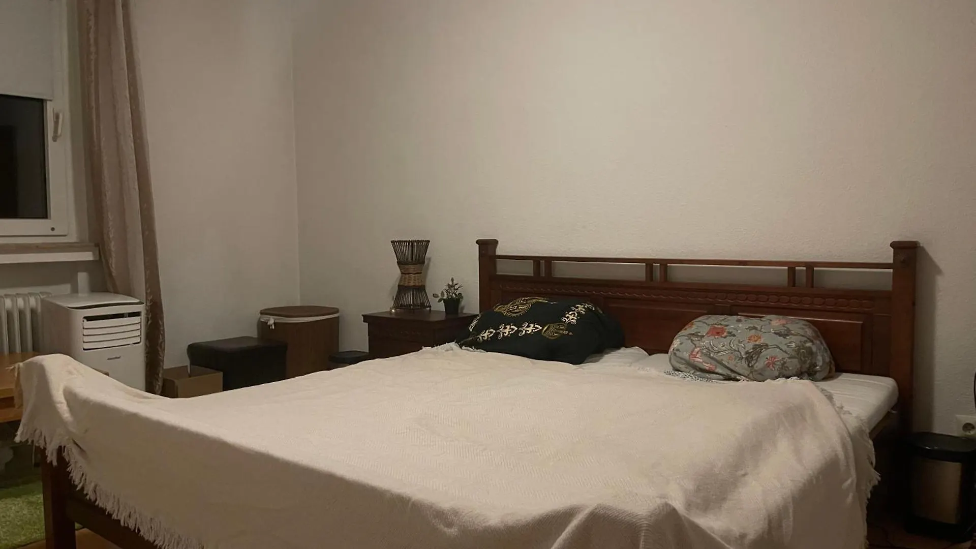 - Timber Haven Retreat - 2-Room Wood-Themed Apartment 65 Qm - Central Location - Renovated 2024 With Tv & Netflix - Balcony - Full Kitchen - Free Parking - Near Metro & Airport - Nature-Inspired Interior - Ratingen