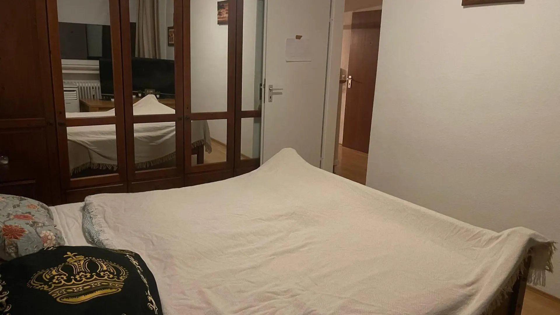 - Timber Haven Retreat - 2-Room Wood-Themed Apartment 65 Qm - Central Location - Renovated 2024 With Tv & Netflix - Balcony - Full Kitchen - Free Parking - Near Metro & Airport - Nature-Inspired Interior - Ratingen