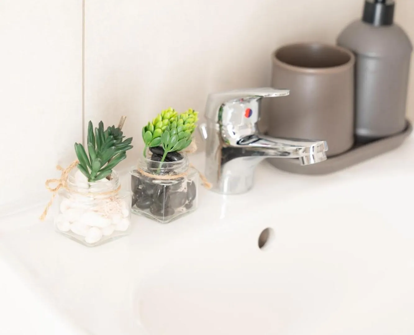 - Timber Haven Retreat - 2-Room Wood-Themed Apartment 65 Qm - Central Location - Renovated 2024 With Tv & Netflix - Balcony - Full Kitchen - Free Parking - Near Metro & Airport - Nature-Inspired Interior - Ratingen 0*,  Germany
