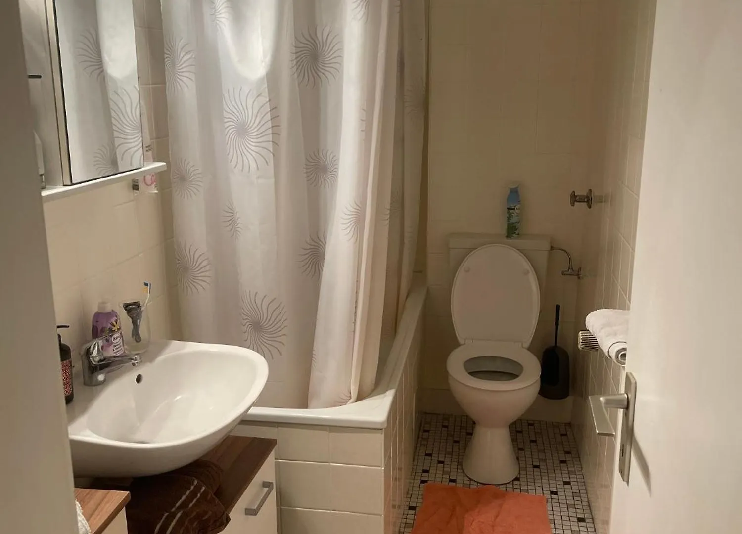 - Timber Haven Retreat - 2-Room Wood-Themed Apartment 65 Qm - Central Location - Renovated 2024 With Tv & Netflix - Balcony - Full Kitchen - Free Parking - Near Metro & Airport - Nature-Inspired Interior - Ratingen