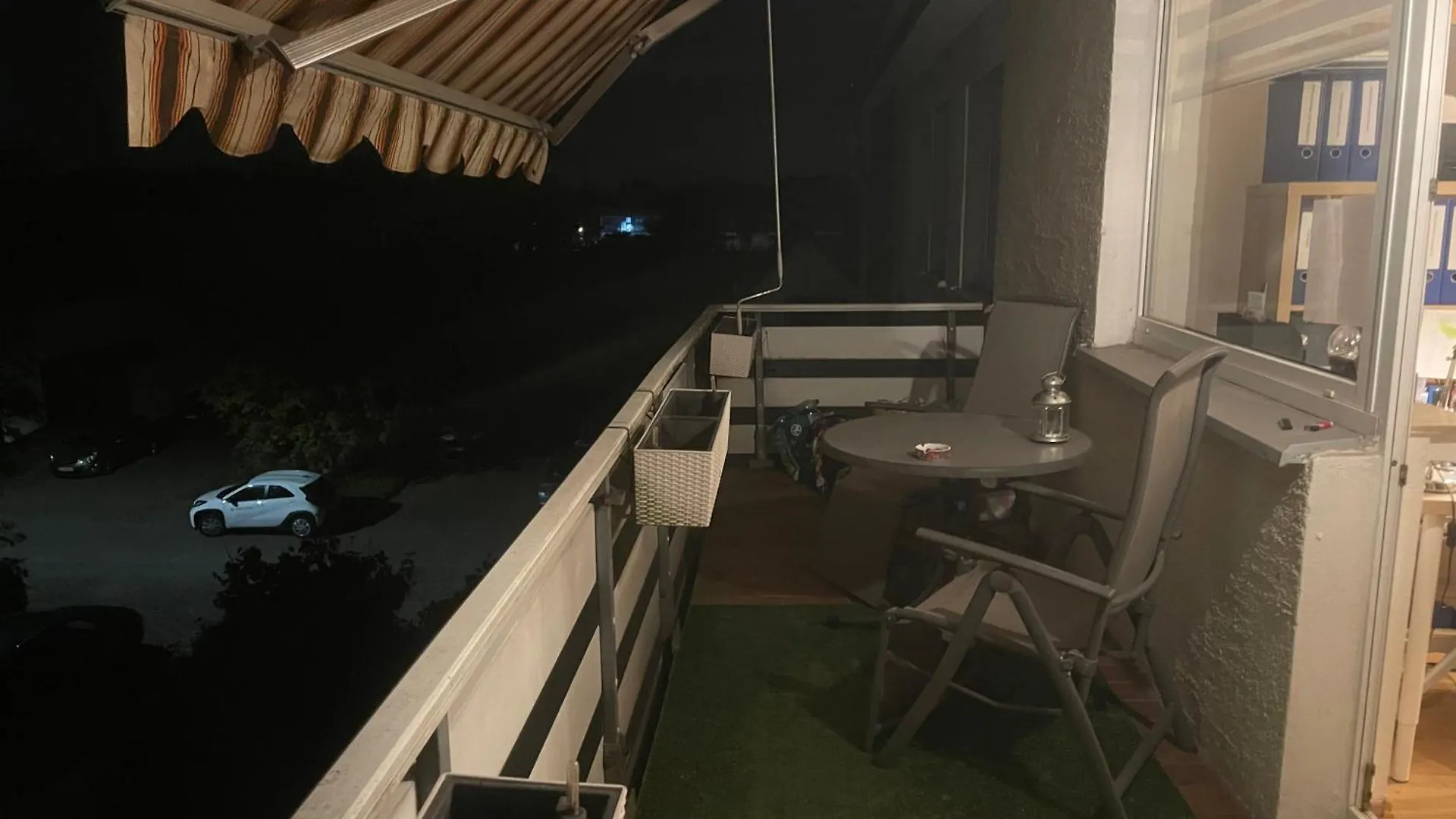 - Timber Haven Retreat - 2-Room Wood-Themed Apartment 65 Qm - Central Location - Renovated 2024 With Tv & Netflix - Balcony - Full Kitchen - Free Parking - Near Metro & Airport - Nature-Inspired Interior - Ratingen 0*,