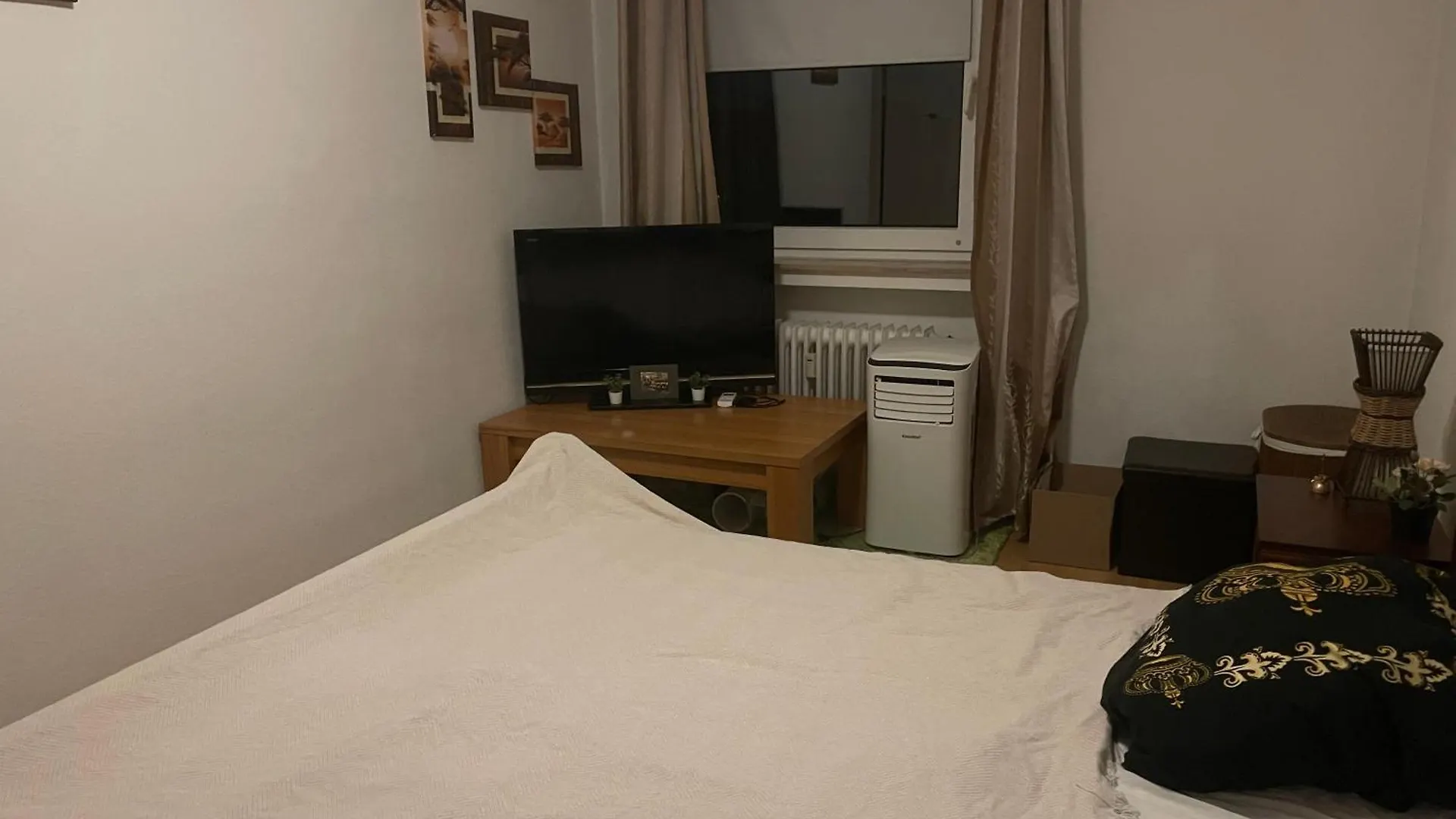 - Timber Haven Retreat - 2-Room Wood-Themed Apartment 65 Qm - Central Location - Renovated 2024 With Tv & Netflix - Balcony - Full Kitchen - Free Parking - Near Metro & Airport - Nature-Inspired Interior - Ratingen 0*,